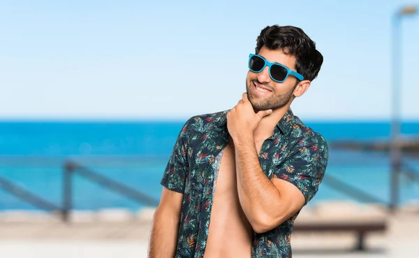 Hombre Baúles Con Gafas Sonriendo Playa —  Fotos de Stock