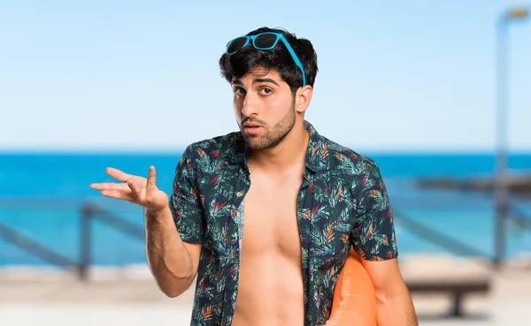 Άνθρωπος Κορμούς Που Κάνει Αμφιβολίες Χειρονομία Στην Παραλία — Φωτογραφία Αρχείου