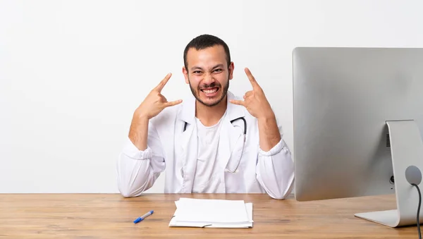 Doctor Colombiano Haciendo Gesto Rock —  Fotos de Stock