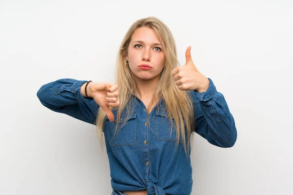 Jonge Blonde Vrouw Geïsoleerde Witte Muur Maken Goed Slecht Teken — Stockfoto