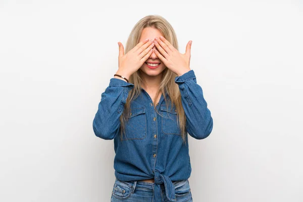 Jonge Blonde Vrouw Geïsoleerde Witte Wandbekleding Ogen Door Handen — Stockfoto