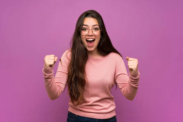 Adolescente Chica Sobre Pared Púrpura Celebrando Una Victoria Posición Ganadora —  Fotos de Stock