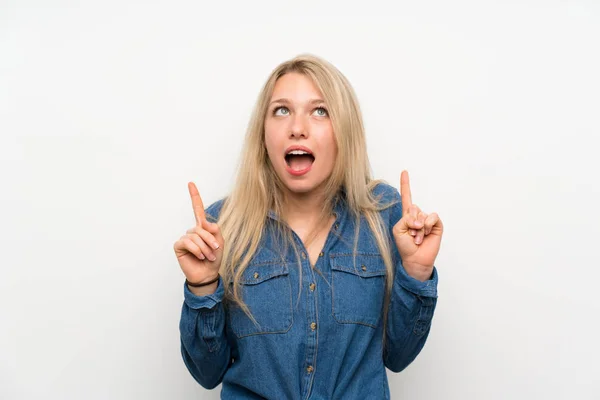 Junge Blonde Frau Über Isolierte Weiße Wand Überrascht Und Zeigt — Stockfoto