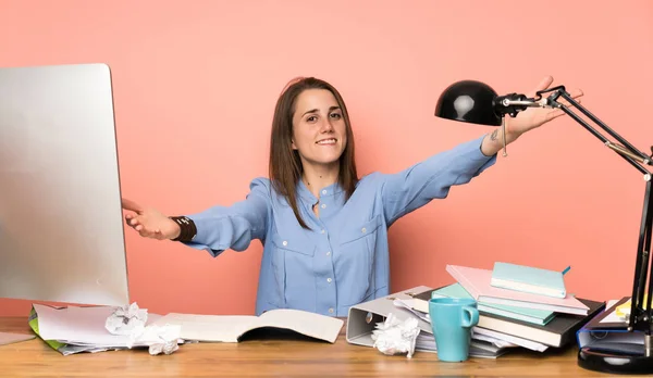 Joven Estudiante Chica Presentando Invitando Venir Con Mano — Foto de Stock