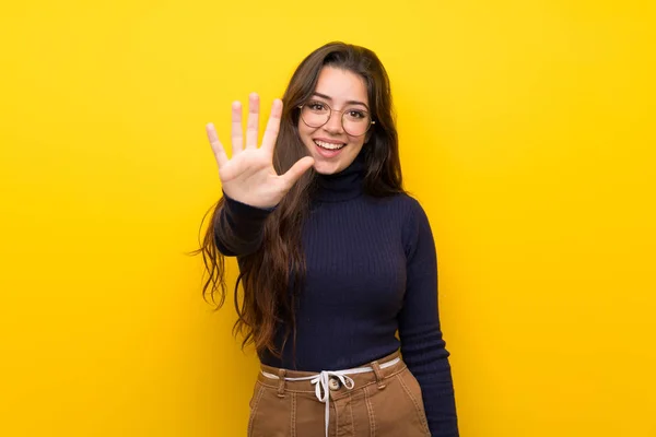 Tiener Meisje Geïsoleerde Gele Muur Tellen Vijf Met Vingers — Stockfoto