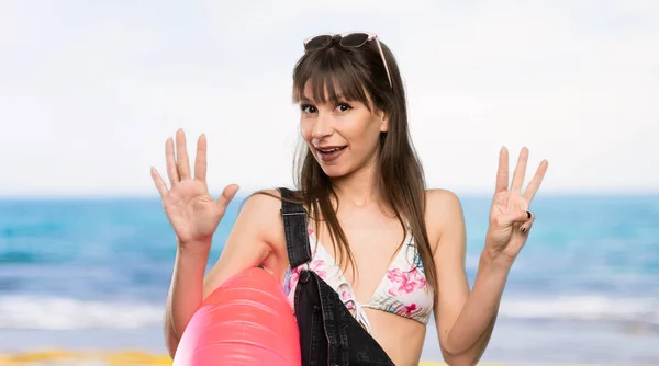 Jonge Vrouw Bikini Tellen Acht Met Vingers Het Strand — Stockfoto