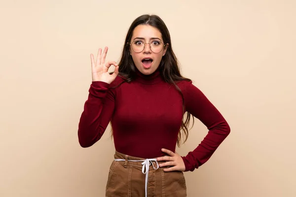 Gözlüklü Genç Kız Şaşırttı Işareti Gösteren — Stok fotoğraf
