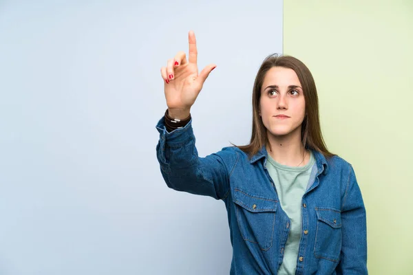 Şeffaf Ekrana Dokunarak Renkli Arka Plan Üzerinde Genç Kadın — Stok fotoğraf