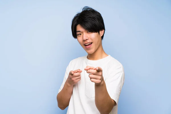 Asiatisk Man Isolerad Blå Bakgrund Pekar Finger Dig — Stockfoto