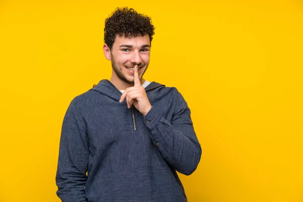 Junger Mann Über Isolierte Gelbe Wand Mit Schweigegegeste — Stockfoto