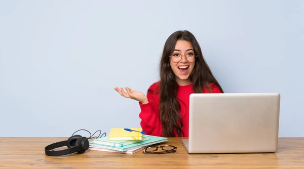 Tiener Student Meisje Studeren Een Tabel Glimlachend Veel — Stockfoto