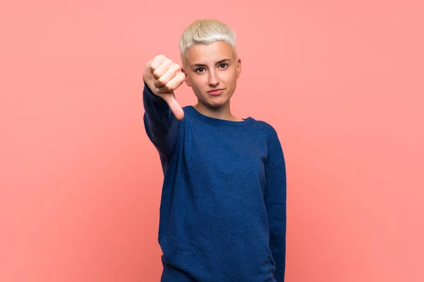 Teenager Mädchen Mit Weißen Kurzen Haaren Über Rosa Wand Zeigt — Stockfoto