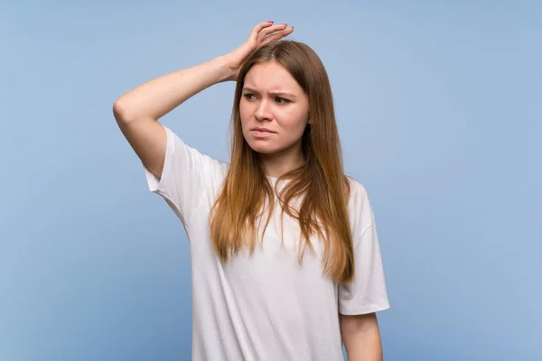 Mujer Joven Sobre Pared Azul Que Tiene Dudas Mientras Rasca — Foto de Stock