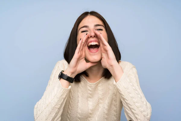 Mujer Joven Sobre Aislada Pared Azul Gritando Con Boca Abierta —  Fotos de Stock