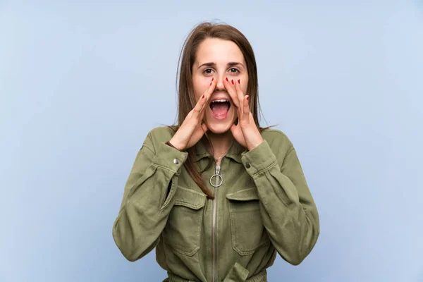 Young Woman Isolated Blue Wall Shouting Mouth Wide Open — Stock Photo, Image