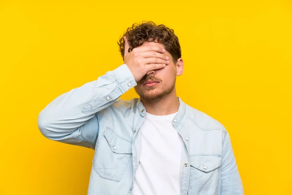 Homem Loiro Sobre Isolado Amarelo Parede Cobrindo Olhos Por Mãos — Fotografia de Stock