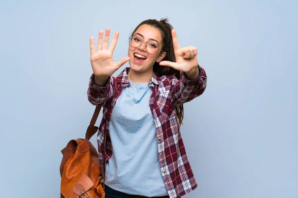 Tiener Student Meisje Geïsoleerde Blauwe Muur Tellen Zeven Met Vingers — Stockfoto