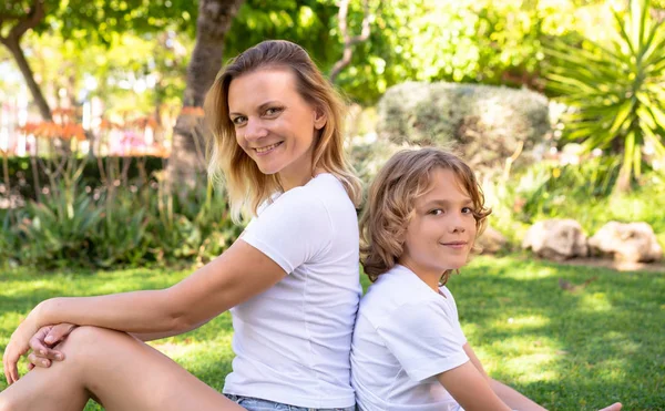 Happy Mother Son Park — Stock Photo, Image