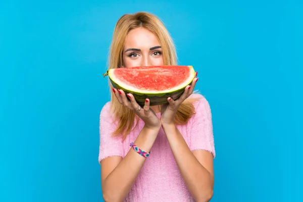 Mujer rubia joven sosteniendo frutas —  Fotos de Stock