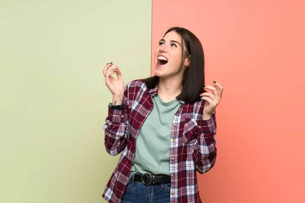 Junge Frau Über Isolierte Bunte Wand Die Viel Lächelt — Stockfoto