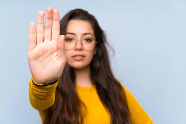 Ragazza Adolescente Oltre Isolato Muro Blu Facendo Fermare Gesto Con — Foto Stock