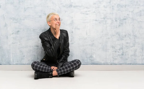 Junge Frau Die Mit Weit Geöffnetem Mund Auf Dem Boden — Stockfoto