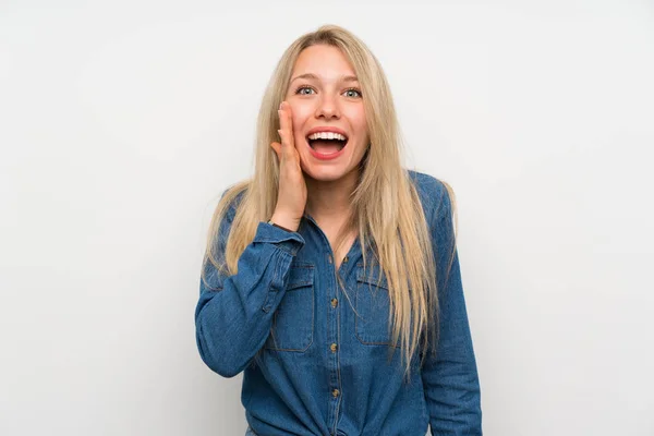 Ung Blondine Kvinde Isoleret Hvid Væg Med Overraskelse Chokeret Ansigtsudtryk - Stock-foto