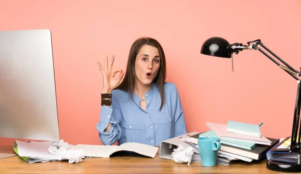 Joven Estudiante Chica Sorprendida Mostrando Signo — Foto de Stock