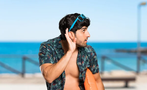 Hombre Baúles Escuchando Algo Poniendo Mano Oreja Playa —  Fotos de Stock