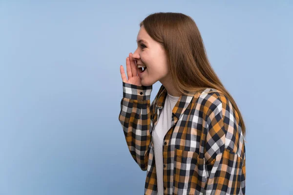 Junge Frau Schreit Mit Weit Aufgerissenem Mund Über Blaue Wand — Stockfoto