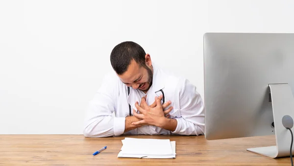 Doctor Colombiano Con Dolor Corazón —  Fotos de Stock