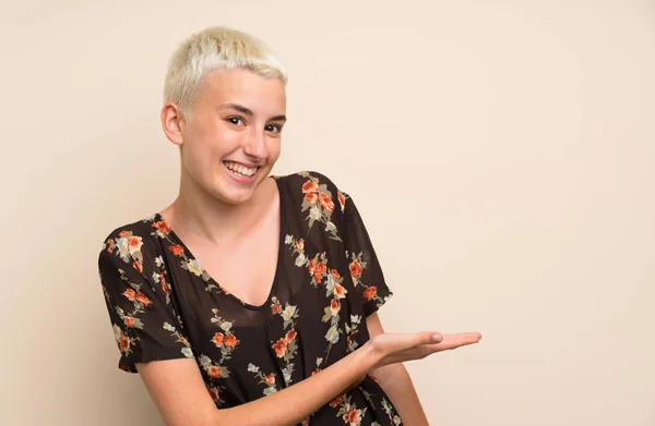 Mujer Joven Sobre Pared Aislada Extendiendo Las Manos Lado Para —  Fotos de Stock