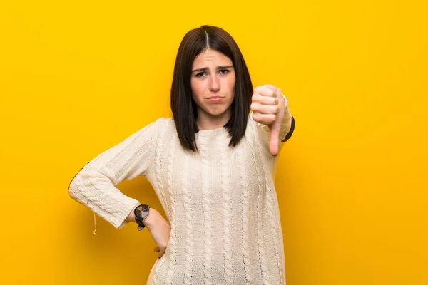 Młoda Kobieta Odizolowanej Żółtej Ścianie Pokazuje Kciuk Dół Negatywnym Wyrazem — Zdjęcie stockowe