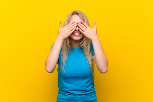 Mladá Blondýna Žena Přes Izolované Žluté Pozadí Zakrývající Oči Rukama — Stock fotografie