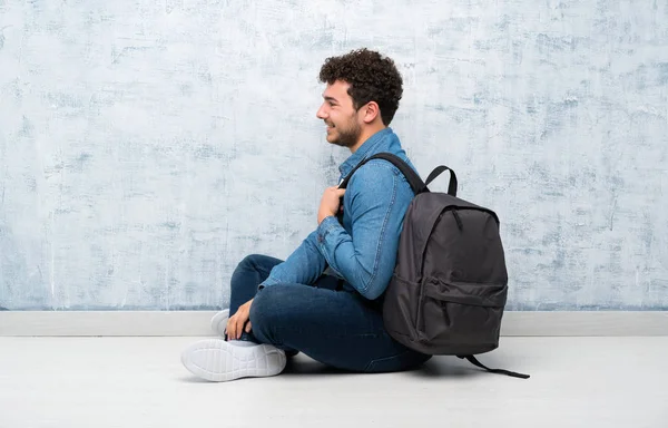 Jovem Sentado Chão Com Mochila — Fotografia de Stock