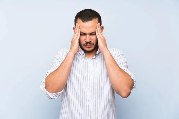 Colombian Man Isolated Blue Wall Headache — Stock Photo, Image