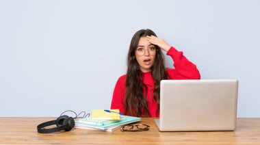 Bir masada okuyan genç öğrenci kız sadece bir şey fark etti ve çözüm niyetinde