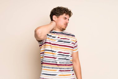 Boyunağrısı ile izole duvar üzerinde Blonde adam