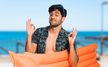 Zen şort adam plajda poz