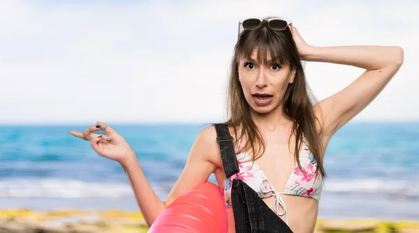 Jonge Vrouw Bikini Verrast Wijzend Vinger Naar Kant Van Het — Stockfoto