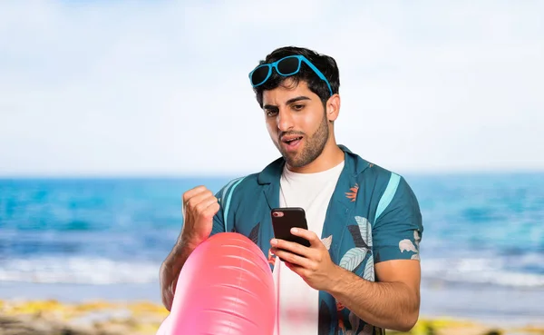 Homem Calções Banho Com Telefone Posição Vitória Praia — Fotografia de Stock