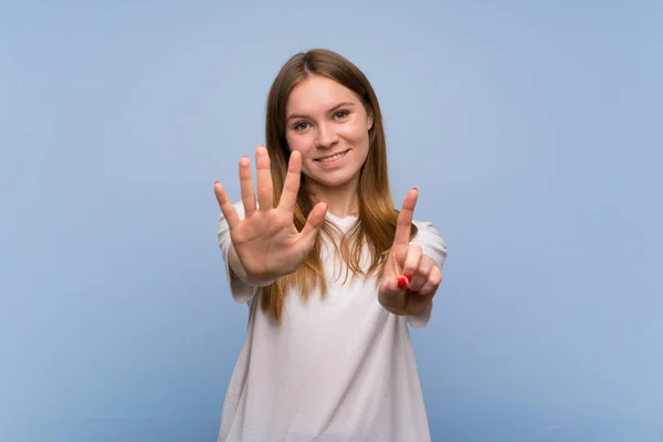 Jonge Vrouw Blauwe Muur Tellen Zes Met Vingers — Stockfoto