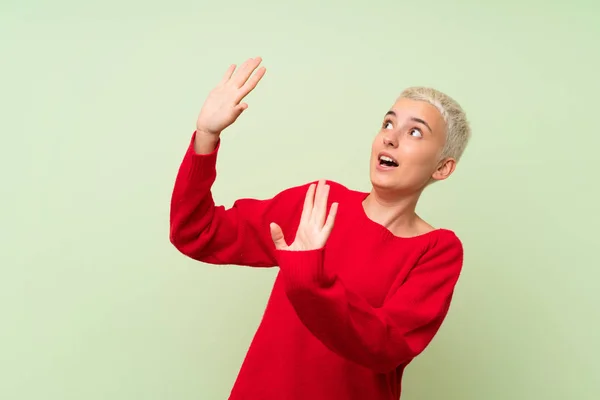 Menina Adolescente Com Cabelos Brancos Curtos Sobre Parede Verde Nervosa — Fotografia de Stock