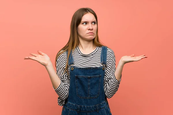 Giovane Donna Con Tuta Sopra Muro Rosa Infelice Frustrato Con — Foto Stock