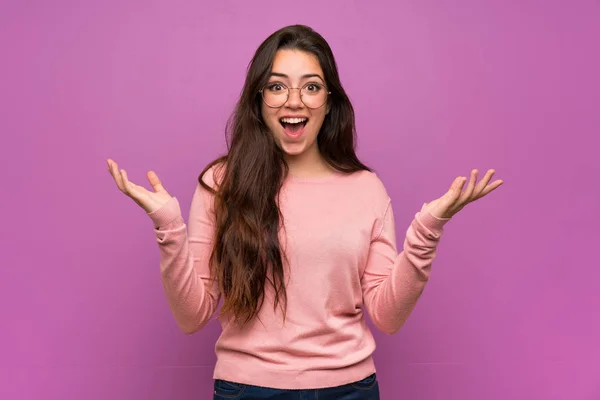 Adolescente Chica Sobre Pared Púrpura Sonriendo Mucho —  Fotos de Stock