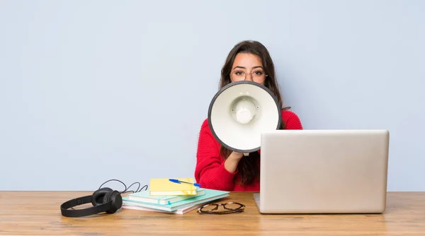 Adolescente Estudante Menina Estudando Uma Mesa Gritando Através Megafone — Fotografia de Stock