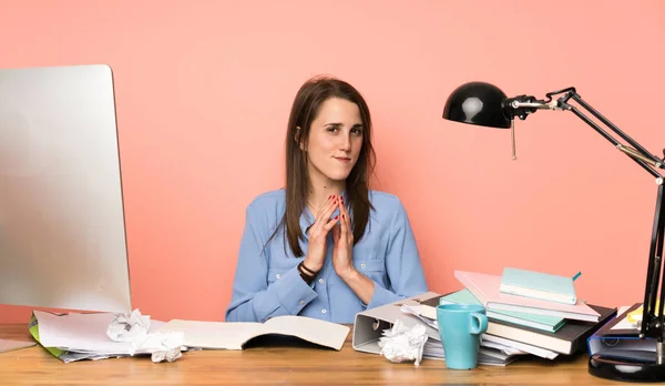 Joven Estudiante Maquinando Algo — Foto de Stock