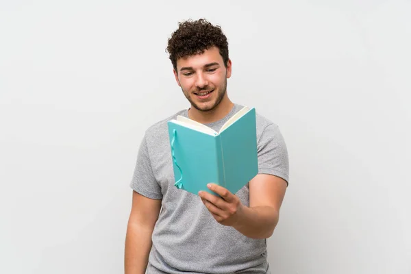 Man Med Lockigt Hår Över Isolerad Vägg Hålla Och Läsa — Stockfoto