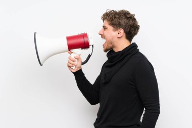 Sarışın adam bir megafon ile bağırarak izole beyaz duvar üzerinde