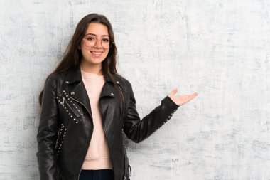 Genç kız avuç içinde copyspace hayali tutan grunge duvar üzerinde